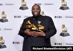 Killer Mike posa en la sala de prensa con los premios a mejor interpretación de rap y mejor canción de rap por "Scientists & Engineers," y mejor álbum de rap por "Michael". (Richard Shotwell/Invision/AP)