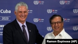 Miguel Díaz-Canel y el presidente colombiano Gustavo Petro se saludan durante la cumbre del G77+China, en La Habana, el 15 de septiembre de 2023. (AP/Ramon Espinosa)