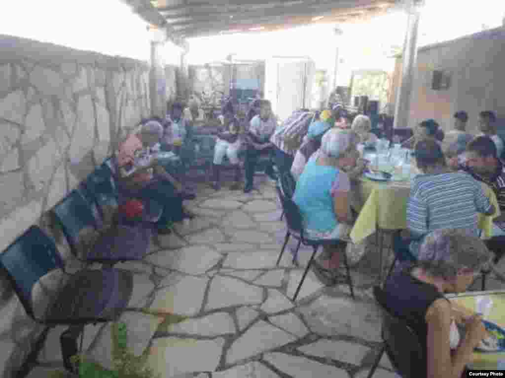 Todas las semanas las personas son atendidas por los feligreses de esta iglesia en Camagüey. 