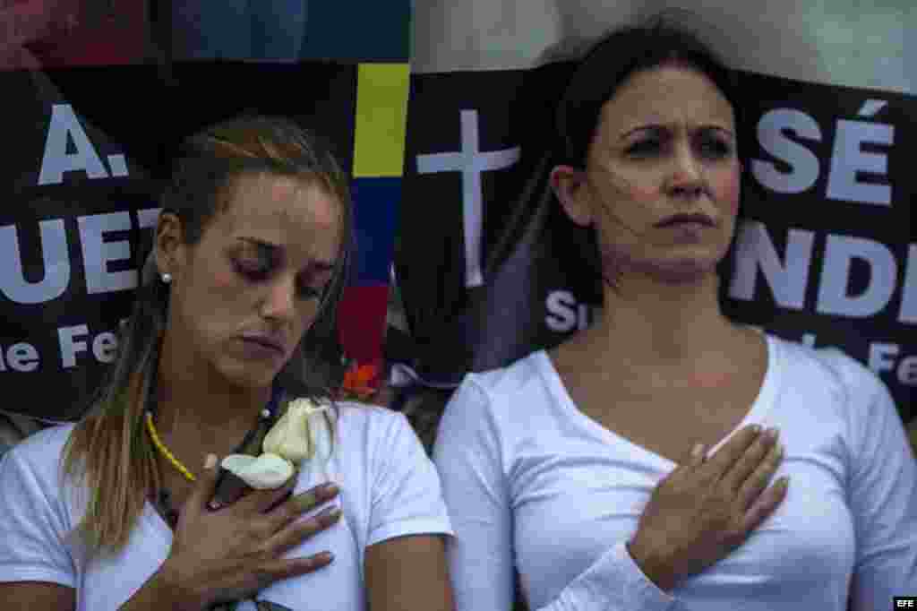 Un grupo de personas protesta contra el Gobierno de Nicolás Maduro hoy, martes 4 de marzo de 2014, en Caracas