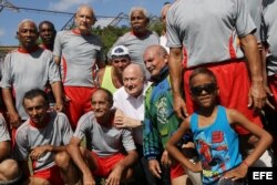 HAB05. LA HABANA (CUBA), 17/04/2013.- El presidente de la FIFA, el suizo Joseph Blatter (c), posa junto a un grupo de futbolistas veteranos hoy, miércoles 17 de abril de 2013, en la que será la primera cancha sintética de fútbol en La Habana (Cuba). Blatt