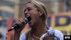 Lilian Tintori, esposa del líder opositor Leopoldo López quien se encuentra preso, participa en una multitudinaria manifestación opositora hoy, sábado 22 de febrero de 2014, en Caracas.