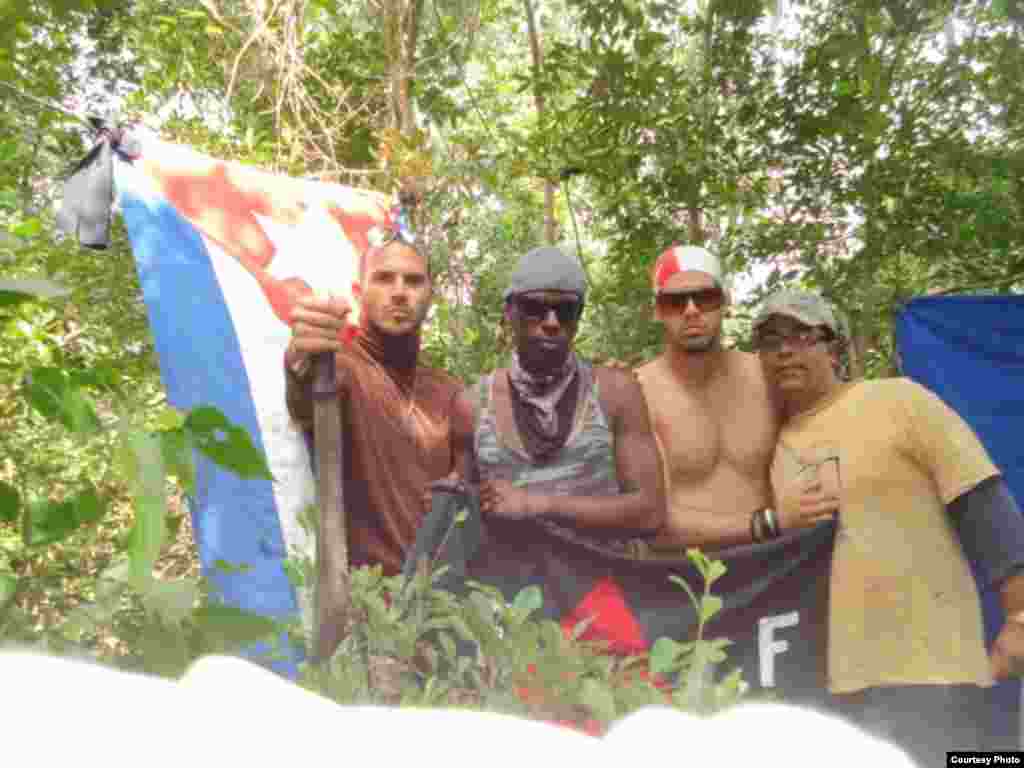 Justo Tamayo, Alexander Rondón, Fernando Vega y Rafael Rojas, integrantes de la UFLF, Detenidos en Unidad de Operaciones, Pedernales, Holguín. Cortesía Juannier R. Matos. 