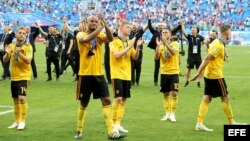 Jugadores de Bélgica celebran victoria ante Inglaterra.