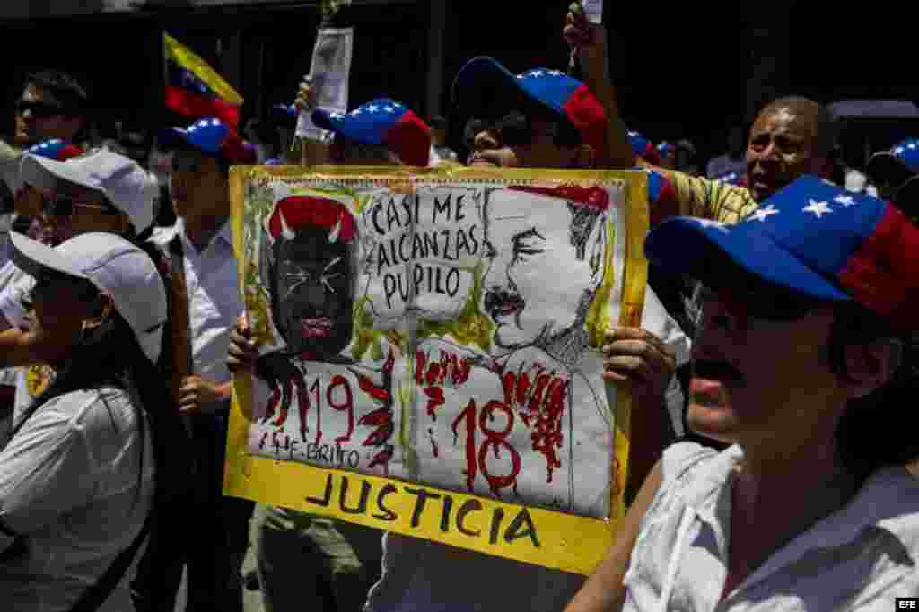 Un grupo de personas protesta contra el Gobierno de Nicolás Maduro hoy, martes 4 de marzo de 2014, en Caracas