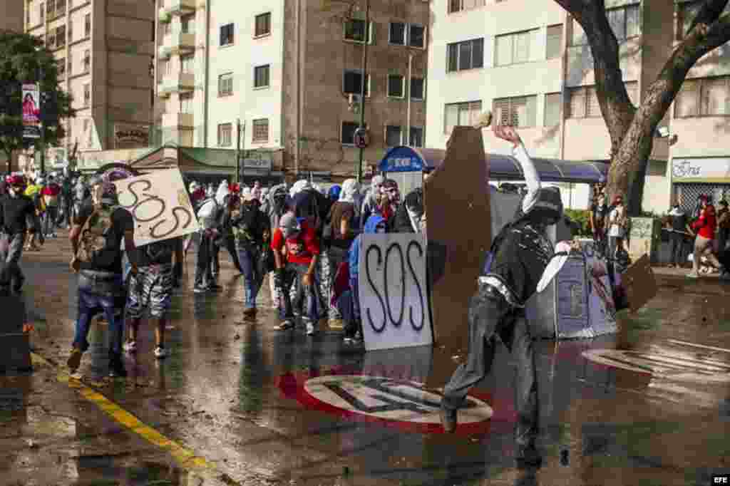 Manifestantes se enfrentan a miembros de la Guardia Nacional Bolivariana