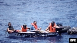 Foto de archivo de un grupo de inmigrantes cubanos llegando a las costas de Florida en un bote