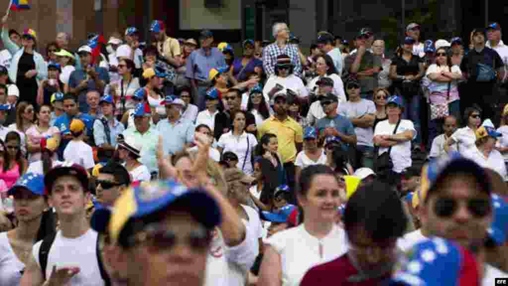 Estudiantes y opositores llenan las calles de Caracas