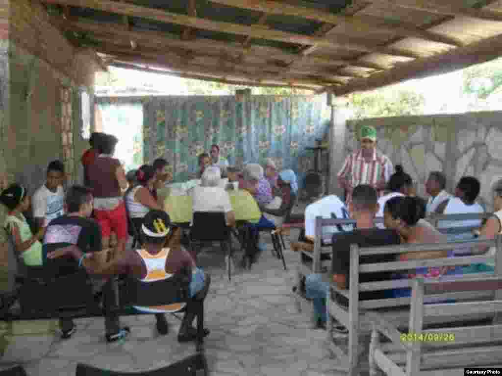 Almuerzo en Camagüey, ofrecido en la sede de la Iglesia Apostólica. 