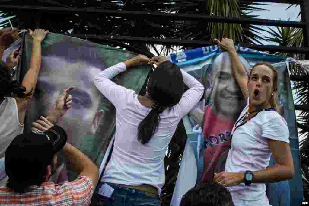 Un grupo de personas protesta contra el Gobierno de Nicolás Maduro hoy, martes 4 de marzo de 2014, en Caracas