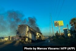 Camión ardiendo en calle de Culiacán.