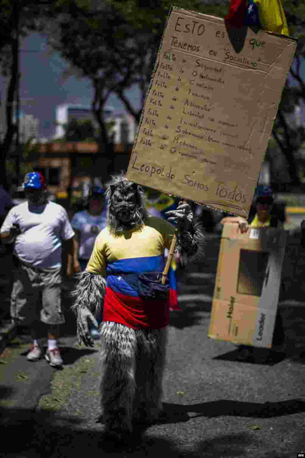 Un grupo de personas protesta contra el Gobierno de Nicolás Maduro hoy, martes 4 de marzo de 2014, en Caracas