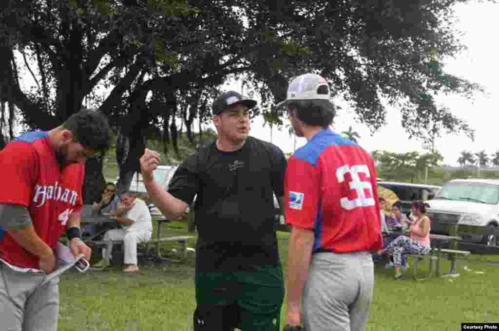 El exlanzador de los Mets de Nueva York, el pinareño Alain &quot;Alay&quot; Soler (i), aconseja a Robert M. Tourón (d).