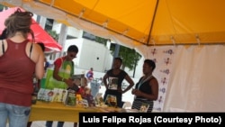 Autoras de Jamaica, en el stand de su país en la Feria Internacional del libro de Miami, 2015. Foto: Luis Felipe Rojas.