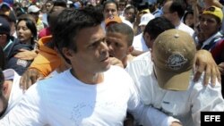 El dirigente opositor venezolano Leopoldo López antes de entregarse a miembros de la Guardia Nacional