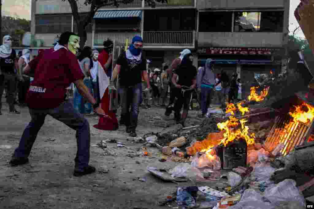 Manifestantes se enfrentan a miembros de la Policía Nacional Bolivariana