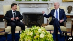 El presidente Joe Biden se reúne con el presidente ucraniano Volodymyr Zelenskyy en la Oficina Oval de la Casa Blanca, el 1 de septiembre de 2021. El mandatario ucraniano ha sido recibido en varias ocasiones por su homólogo estadounidense.