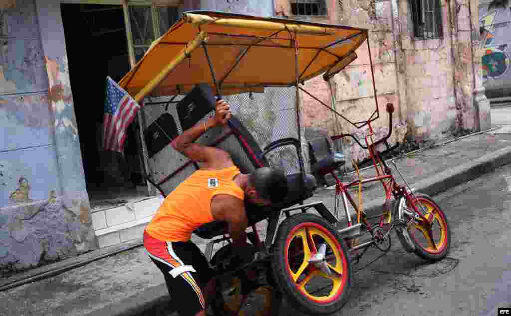 La bandera de EE UU en un bicitaxi de La Habana. 