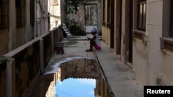 Los salideros de agua se convierten en criaderos de mosquitos transmisores del dengue y otras enfermedades. REUTERS/Norlys Perez