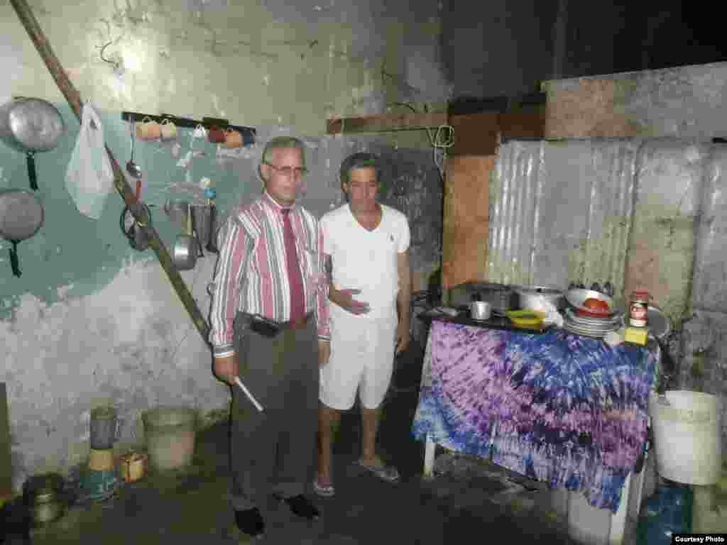 El Pastor Alejandro Hernández con el padre de Yeison Olivera Pérez.