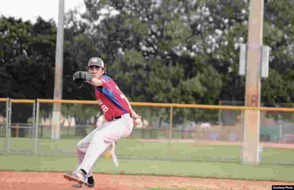 Robert Tourón tuvo una efectividad de 2.67 carreras limpias permitidas cuando lanzó en las categorías 13-14 y 14-15 años con el equipo Varsity. Ponchó a 39 bateadores en 36.2 entradas y le batearon para un bajísimo promedio de .235.