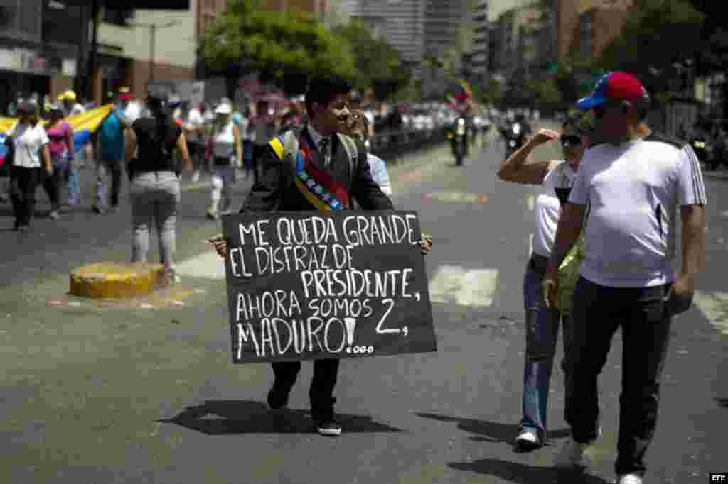 Centenares de personas participan en una marcha contra el gobierno de Nicolás Maduro