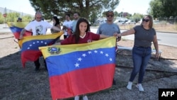 Venezolanos en Madrid, España, dieron la bienvenida a Edmundo González Urrutia, al aeropuerto militar de Torrejón de Ardoz de Madrid, el 8 de septiembre de 2024.