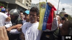 Leopoldo López se entrega en una plaza de Caracas a la GMB, policía militarizada